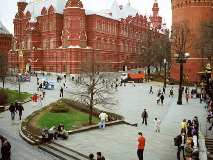 Exhibition: Petr Antonov. Trees, cars, figures of people, assorted barriers